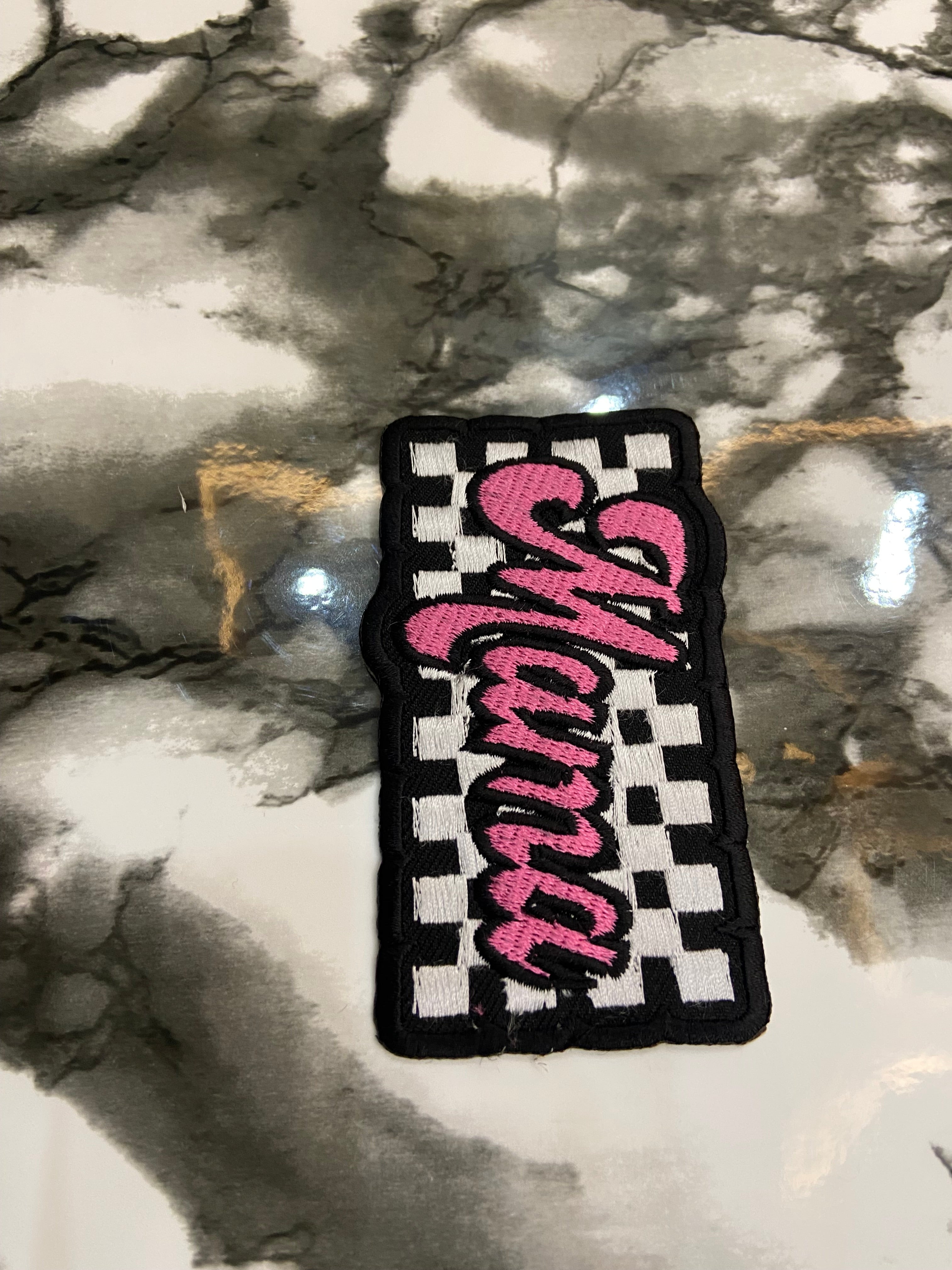 Retro Pink "Mama" Checkered Embroidered Patch – Trendy Trucker Hat Applique