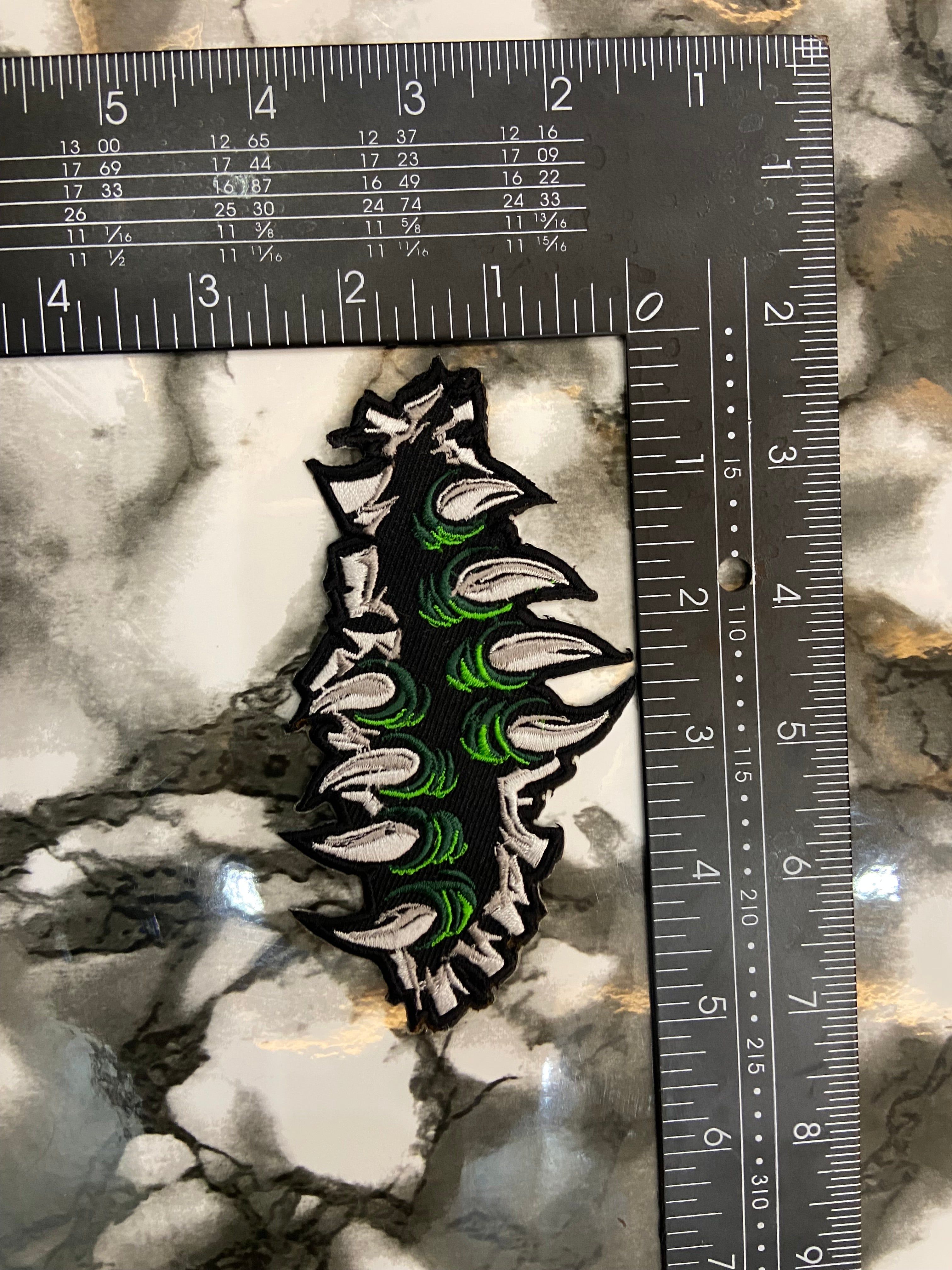 Monster Claw Embroidered Patch – Green & White Beast Talon Iron-On Badge